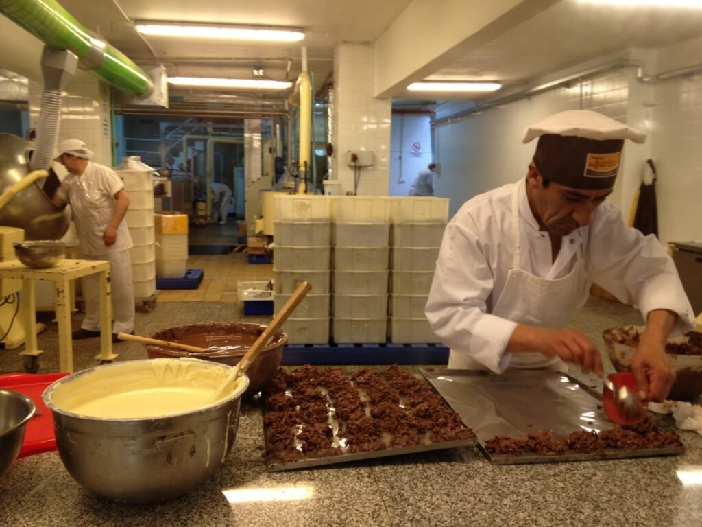 SE NECESITA PERSONAS 45 PERSONAS PARA EMPACADO DE CHOCOLATES